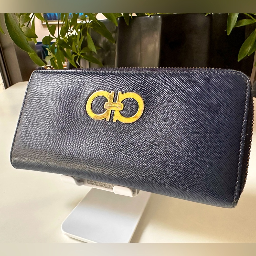 ❌SOLD❌EUC Salvatore Ferragamo Zip Wallet